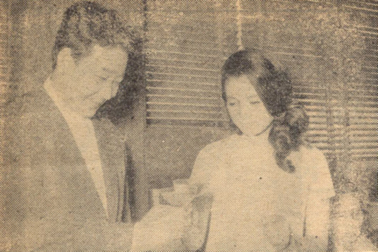 최불암·김민자 두 「톱·탤런트」는 약혼식에서 「서로 이해하는 일생」을 재 다짐했다.