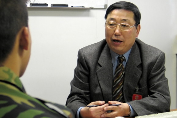 ‘장병기본권 전문상담관’인 최상용씨가 강화도 청룡부대에서 병사들의 고충상담을 해주고 있다. 해병대 청룡부대 제공