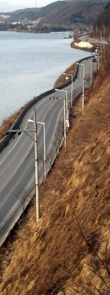 북한강과 맞닿은 363번 지방도로.