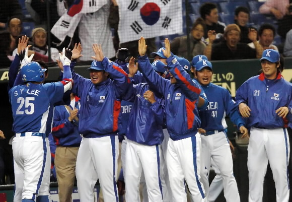 5일 일본 도쿄 도쿄돔에서 열린 WBC 한국과 일본의 경기에서 8회초 한국 공격 원아웃 주자 1루 상황에서 이승엽이 역전 투런홈런을 치고 동료선수들과 기뻐하고 있다.  도쿄 | 최승섭기자 thunder@sportsseoul.com