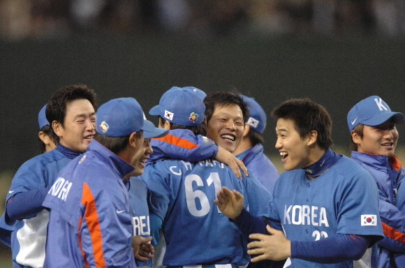 5일 도쿄돔에서 열린 월드베이스볼클래식(WBC) 아시아라운드 최종전에서 막강 일본을 꺾은 한국 대표선수들이 마운드로 몰려나와 얼싸안고 기뻐하고 있다. 도쿄 | 최승섭기자 thunder@sportsseoul.com