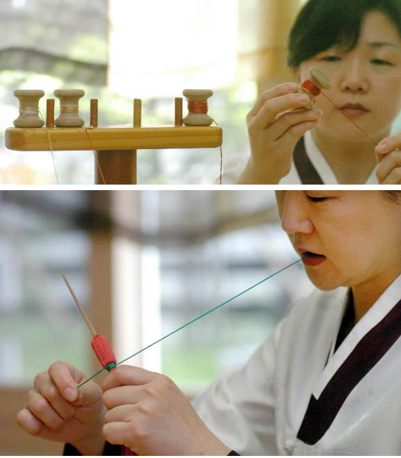 매듭은 끈목을 사용하여 여러 가지 모양으로 매고 죄는 수법이나 형태를 말한다. 박선경(중요 무형문화제 제22호 최은순 이수조교)씨가 매듭작업을 하고있다.