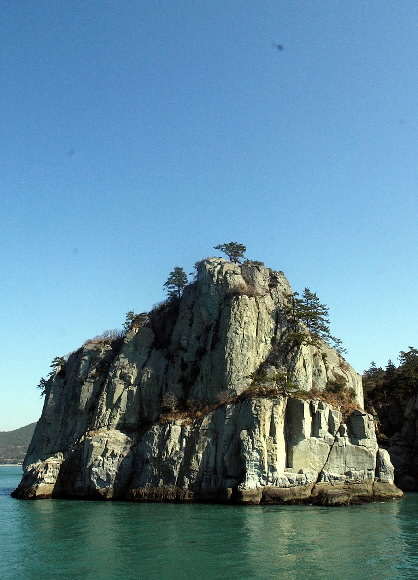 외나로도 해상관광에 나서면 가슴 아픈 전설과 기묘한 모양의 바위섬들을 만날 수 있다. 부채 모양의 부채바위가 눈길을 끈다.