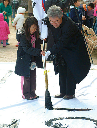 한 어린이가 대형 서예쓰기를 체험하고 있다.