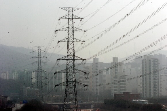 경기도 분당 구미동 마을을 가로지르는 고압 송전선과 송전탑. 전자파 위해를 우려한 주민들의 민원·분쟁이 10년여 진행되다 정부 중재로 지하에 매설키로 합의됐다. 성남시 관계자는 “다음달 중 주민설명회를 개최하는 등 본격적인 지중화 사업에 들어갈 예정”이라고 말했다. 분당 김명국기자 daunso@seoul.co.kr