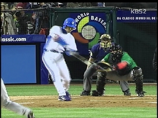 13일 월드베이스볼클래식(WBC) 4강 진출을 노리는 한국 드림팀이 멕시코와 경기에서 이승엽 선수가 1회말 우측 담장을 넘어가는 2점 홈런을 쳤다. 사진: KBS2 화면 캡처