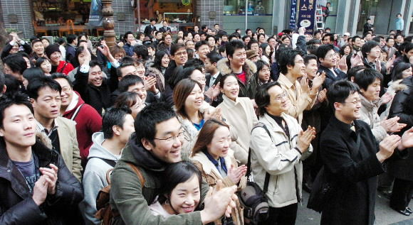 15일 서울 중구 명동입구 길거리에서 시민들이 모여 월드베이스볼클래식(WBC) 한·미전을 관람하던 중 한국이 승리하자 박수를 치며 기뻐하고 있다. 김명국기자 daunso@seoul.co.kr