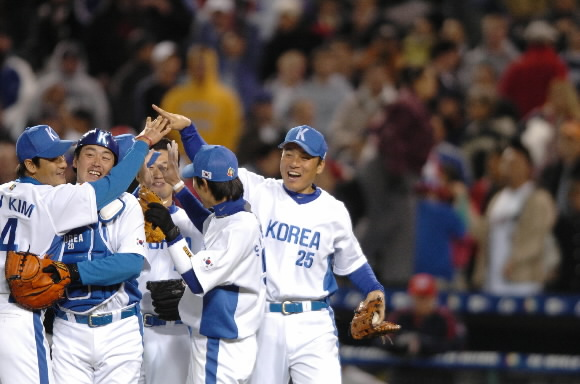 이승엽(오른쪽)을 비롯한 월드베이스볼클래식(WBC) 한국 대표선수들이 미국을 7-3으로 꺾은 뒤 기쁨을 나누고 있다. 애너하임(미 캘리포니아주) 최승섭기자 thunder@sportsseoul.com