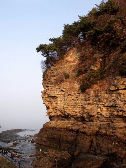 격포항 채석강. 간조 시간을 잘 맞춰야 제대로 둘러 볼 수 있다.