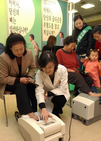 한 시민이 초음파 골밀도 측정기를 이용해 골다공증 검진을 받고 있다. 약물이나 다른 내과 질환에 부수적으로 발생하는 2차성 골다공증은 통증이나 특이 증상이 없어 검진을 받기 전에는 질환 유무를 알기 어렵다. 손원천기자 angler@seoul.co.kr