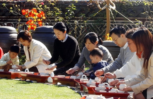 서울 삼청각에서 열린 야외 전통다례 체험행사 모습. 한국의 다도(茶道)에는 오래 전부터 미덕으로 여겨져온 선조들의 정신과 사상이 녹아들어 있으며 특히 일상 생활에서 현명한 삶의 철학을 제시하는 가치도 담겨 있다. 서울신문 포토라이브러리
