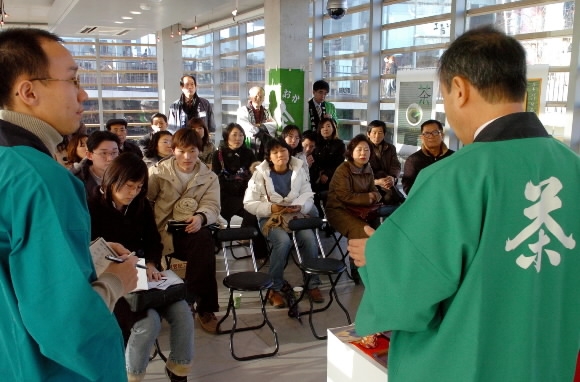 일본 전통 다도 시연. 일본에서도 다도는 공동체와 개인을 함께 아우르는 삶의 철학으로 가꾸어져왔다.