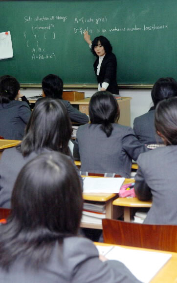 명지고 1학년18반 학생들이 지난 17일 조미경(28·여) 교사로부터 영어로 수학수업을 받고 있다. 안주영기자 jya@seoul.co.kr