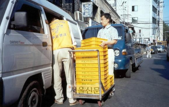 푸드뱅크 직원들이 기탁받은 물건들을 차량에 옮겨 싣고 있다. 서울신문DB