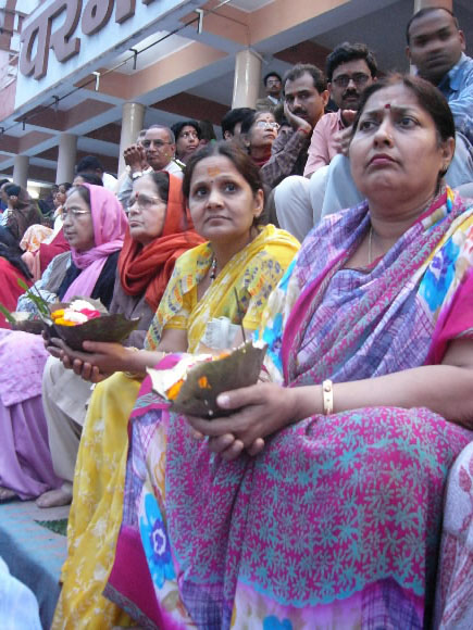 ‘뿌자’의식을 보러 나온 인도 여인들 손에는 집안의 안녕과 평화를 기원하기 위해 강가로 띄워 보낼 꽃바구니가 들려 있다.