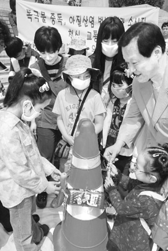 아질산염을 첨가한 햄·소시지의 위해성은 그 동안 시민단체들이 꾸준하게 제기해 온 사안이다. 환경운동연합 회원들이 아이들과 함께 ‘아질산염 범벅 햄과 소시지를 추방하자.’는 내용의 퍼포먼스를 벌이고 있다. 서울신문 포토라이브러리