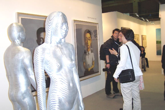 지난 13일 제3회 베이징아트페어의 한 한국 화랑 부스에 전시된 장샤오강의 작품.