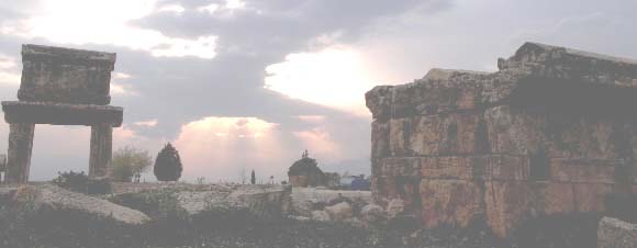 파묵칼레 언덕 위에 세워진 히에라폴리스의 공동 묘지 유적.