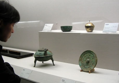 도쿄국립박물관 한국실에서 관람객이 오구라컬렉션 유물을 보고 있다.