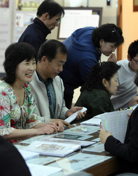 4일 경기도 성남 분당에 설치된 판교 아파트 모델하우스에서 당첨자들이 기쁜 표정으로 계약 일정을 확인하고 있다. 도준석기자 pado@seoul.co.kr