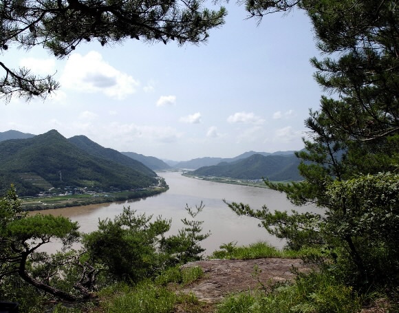 신라말 문창후 최고운이 시를 읊으며 노닐었다는 임경대에서 바라본 낙동강 일대의 전경. 사진 오른쪽 산자락을 따라 양산 옛길이 북으로 이어지고 있다. 양산시 제공