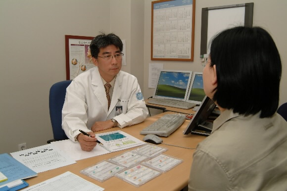 감정조절이 힘들어 병원을 찾은 한 환자가 전문의로 부터 상담을 받고 있다. 서울신문 포토라이브러리