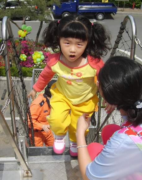 지난 3일 소보원에서 실시된 ‘어린이 안전체험’에 참가한 여섯살짜리 어린이가 소방안전 차량에서 대피훈련을 받고 있다.