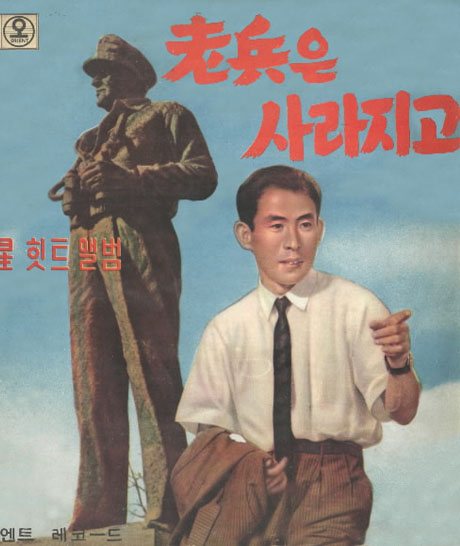 맥아더 장군 동상 앞에 선 안다성씨.