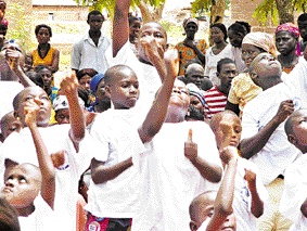 부모에 의해 푼돈에 팔려가 물고기 잡는 일을 했던 아이들이 국제 구호단체의 도움으로 탈출해 부모와 재결합하는 행사장에서 전통 춤 ‘라룩’을 추고 있다.