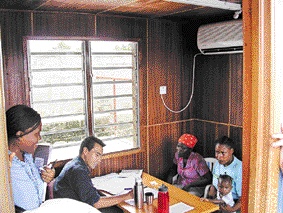 부두부람 캠프에 있는 한 라이베리아 난민 가족이 캠프 입구에 놓여진 컨테이너 안에서 조국으로 돌아가는 문제에 대해 상담하고 있다. 아크라·부두부람 캠프 임병선특파원 bsnim@seoul.co.kr