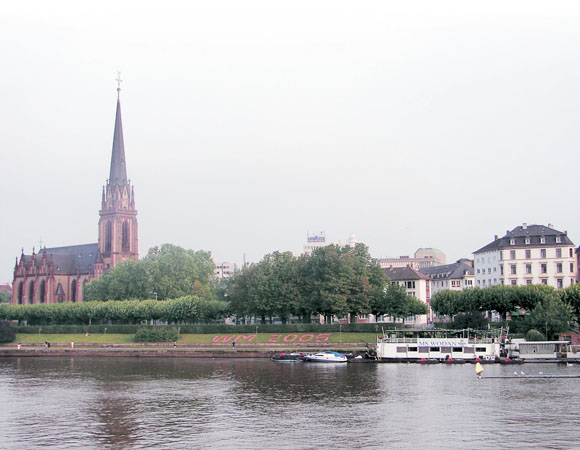 중세 유럽의 모든 길은 이곳으로 통한다고 할 정도로 당시 교역의 중심이 된 프랑크푸르트. 라인강 지류인 마인강을 따라 걷다보면 중세도시의 화려함과 현대 조형물의 조화를 느낄 수 있다.