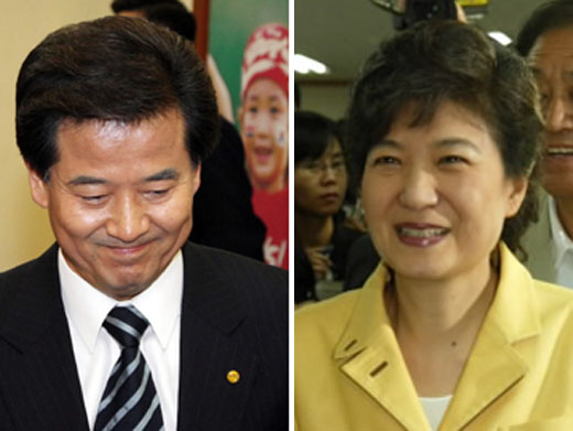 31일 오후 5·31 지방선거에서 방송사 출구조사 결과가 참패로 나오자 열린우리당 정동영(왼쪽)의장은 씁쓸한 표정을 짓고 있고, 압승을 거둔 한나라당 박근혜 대표는 환하게 웃고 있다. 