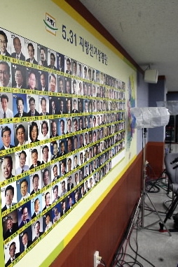 서울 영등포 열린우리당 당사의 선거상황판에는 당선 축하 꽃이 거의 보이지 않고 썰렁한 모습이다. 최해국기자 seaworld@seoul.co.kr