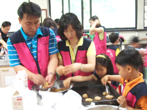 문종후씨 가족이 이웃에게 나눠줄 과자를 만들고 있다.