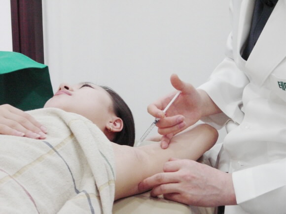 겨드랑이 다한증 치료용 보톡스 시술장면. 테마피부과 제공 
