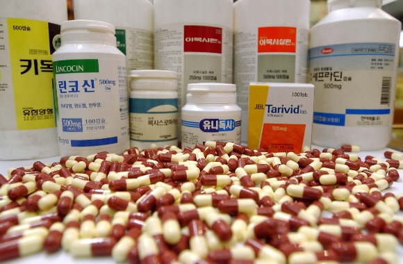 한강 본류와 팔당호가 항생제·의약품으로 오염된 사실이 처음 밝혀졌다. 하지만 관련 법규엔 폐의약품 수거·처리 규정조차 없어 대책마련이 시급한 실정이다. 사진은 서울시내 한 약국에서 팔고 있는 각종 항생제 약품. 도준석기자 padok@seoul.co.kr
