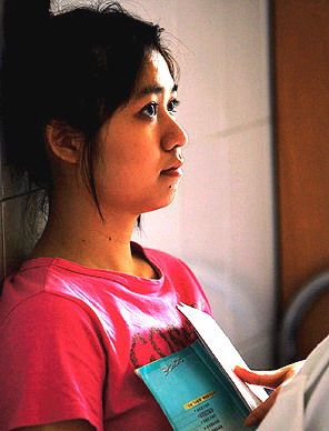 백혈병에 걸린 사실도 모른채 수험공부를 하다가 생각에 잠겨 있는 린옌니양. CC-TV