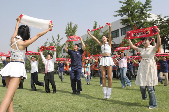 두산인프라코어 직원들이 13일 점심시간을 이용해 치어리더와 함께 토고전(戰)에 대비한 응원연습을 하고 있다.