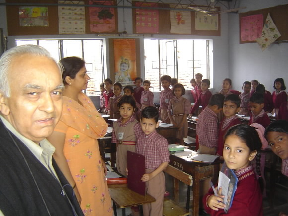 뉴델리 북서쪽의 한 빈민가 초등학교. 방문객이 오자 학생들이 모두 일어섰다. 영어를 가르치는 인도 사립 초등학교와 달리 가난한 공립학교 학생들은 뒤늦게 영어를 배운다. 빈부격차만큼 영어격차도 그래서 커진다.