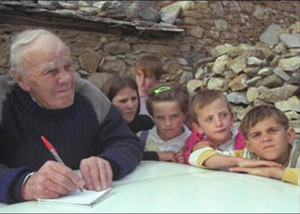 디디스 기자가 1998년 코소보에서 취재활동을 하고 있다. 텔레그래프 제공