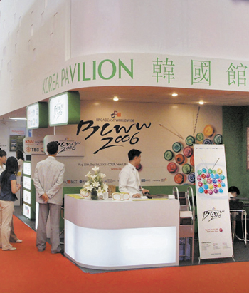 상하이 TV드라마 페스티벌에 참가한 한국전시관에 중국인들의 발길이 끊이지 않고 있다. 