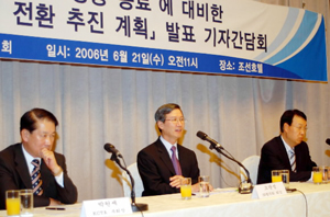 SO협의회 오광성(가운데) 회장 등 케이블TV 관계자들이 2010년까지 케이블TV를 HD 디지털로 완전 전환하는 계획을 발표하고 있다 
