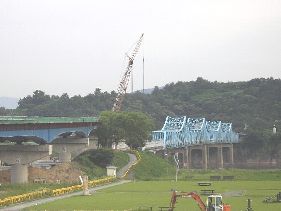 경남 창녕군 남지읍 남지리와 함안군 칠서면 계내리를 잇는 남지철교.6.25의 아픈 상흔을 간직한 남지철교 아래로 무심한 강물이 흐르고 있다. 창녕군