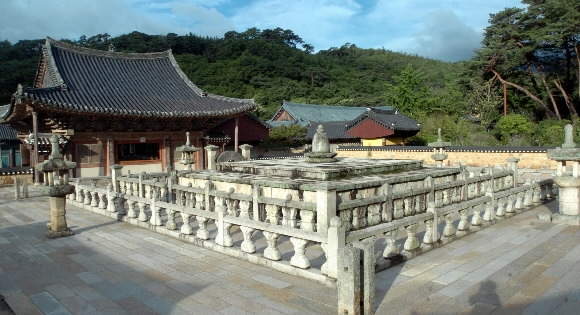 자장 율사가 불교 계율을 세우기 위한 근본도량으로 건립한 신라 고찰 통도사의 금강계단과 대웅전. 부처님 진신사리와 대장경을 봉안한 한국 최초의 적멸궁으로 당시 출가한 모든 스님들은 이곳에서 계를 받았다. 금강계단에 부처님 진신사리를 모셨다는 이유로 대웅전에는 불상을 봉안하지 않았으며 대웅전 벽에 낸 창을 통해 계단을 바라보도록 한 구조가 특이하다. 최해국기자 seaworld@seoul.co.kr