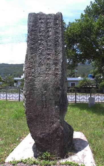 통도사에서 약 2㎞ 떨어진 양산군 하북면 백록리의 통도사국장생석표. 통도사 경내를 표시하는 12개의 이정표 중 하나로 지금 이 표석은 단 두개가 남아 있다.