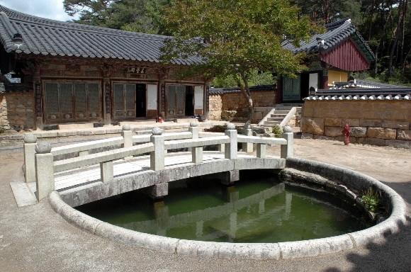 금강계단 옆에 있는 구룡지(九龍池). 자장 율사가 이곳의 용들을 제압한 뒤 통도사를 세웠다는 전설이 전해진다.