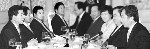 노무현 대통령이 29일 청와대로 열린우리당 지도부를 초청, 만찬 간담회를  갖고 있다. 오른쪽 끝이 김근태 열린우리당의장. 남상인기자 sangin@seoul.co.kr