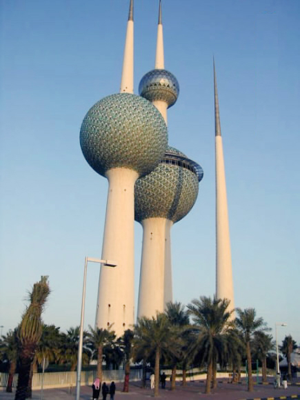 높이 187m로 60층 빌딩과 맞먹는 쿠웨이트타워.80년 이슬람계의 건축상 아가칸상을 수상한 명작으로 꼽힌다. 장미향수를 뿌리는 장식병 모양으로 쿠웨이트 방문객에 대한 환대를 의미한다. 이슬람문화연구소 제공