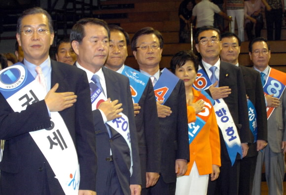 한나라당 대표 경선에 출마한 후보들이 4일 서울 송파구 올림픽공원 역도경기장에서 열린 첫 합동연설회에서 국기에 대한 경례를 하고 있다. 최해국기자 seaworld@seoul.co.kr