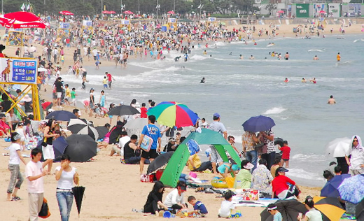 여름 휴가철이 성큼 다가왔다. 즐거운 여름휴가를 위해 불의에 사고에 대비하는 여유가 필요할 때다. 본격적인 장마철을 앞두고 불볕 더위가 반짝 기승을 부린 지난 2일 부산 해운대해수욕장이 피서객으로 붐비고 있다. 부산 왕상관기자 skwang@seoul.co.kr
